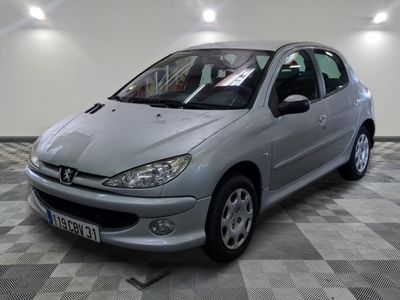 la photo d'une voiture argentée garée dans un garage