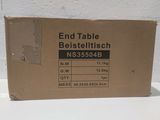 une boîte posée sur une table