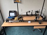 une image représentant une table sur laquelle se trouvent un ordinateur portable et une machine