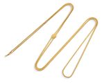 un collier en or avec une longue chaîne sur fond blanc