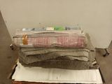 une pile de serviettes posée sur une table en bois