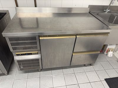 une cuisine en acier inoxydable avec un évier et un lave-vaisselle