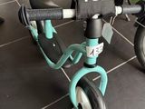 un tricycle d'enfant posé par terre