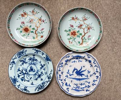 trois assiettes à motifs différents posées sur une table