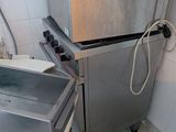 une photo d'une petite cuisine avec un évier et un réfrigérateur