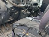 une voiture sale avec tout un tas de bagages à l'arrière