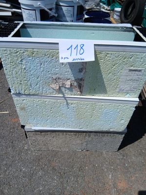 une photo d'une boîte sur laquelle est apposée une étiquette de prix