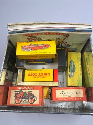 une boîte remplie de petites voitures de toutes sortes