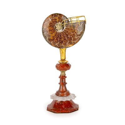 une image représentant un objet en verre et en métal posé sur un socle