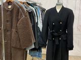 une photo d'un manteau accroché à un portant dans un magasin de vêtements