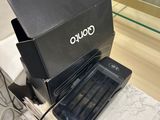 un ordinateur portable et un téléphone portable posés sur un comptoir