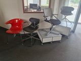 trois chaises et un bureau dans une pièce dotée d'une grande fenêtre