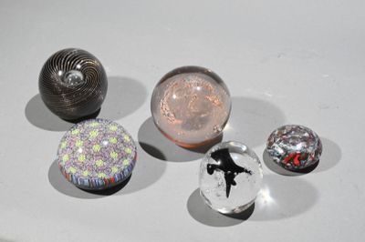 beaucoup de billes de verre posées sur une table
