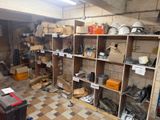 une pièce remplie de différents types d'outils