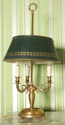 une lampe posée sur une table
