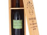 une boîte en bois avec une bouteille de vin à l'intérieur