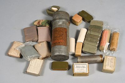 de nombreux types de savons et de pains de savon sur la table