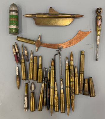tout un tas d'objets divers accrochés au mur