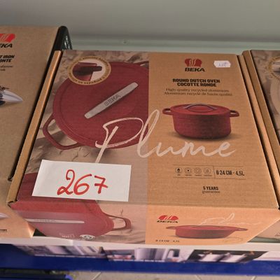 trois boîtes contenant des ustensiles de cuisine rouges, posées sur une étagère dans un magasin