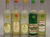 quatre bouteilles d'alcool aux saveurs différentes alignées les unes à côté des autres