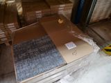 un grand nombre de cartons posés sur le sol
