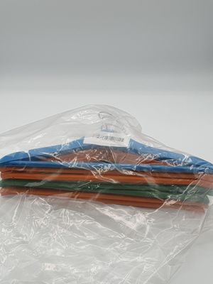 une pile de crayons de couleur emballés dans un sac en plastique