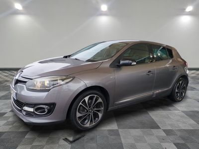 une voiture argentée est garée dans une grande pièce au sol en damier