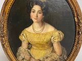 portrait d'une dame en robe jaune, dans un cadre doré