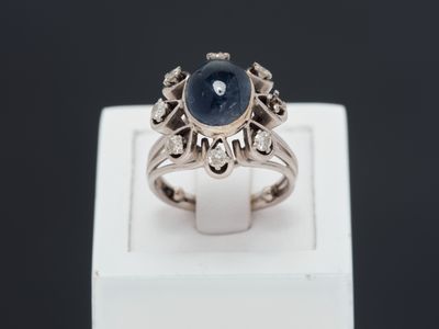 Gros plan sur une bague contenant une pierre bleue