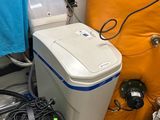 Il y a de nombreux types d'appareils électroménagers dans cette pièce.