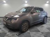 La Nissan Juke est garée dans le garage, sur un sol à damier.
