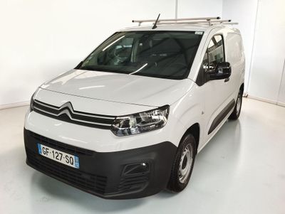 une camionnette blanche garée dans une pièce blanche