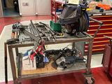 une photo d'un établi avec des outils dessus