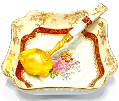 une cuillère jaune posée sur une assiette jaune