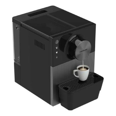 une machine à café noire avec une tasse de café devant elle