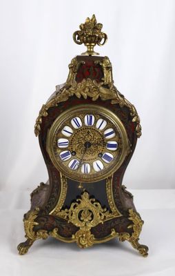 une horloge posée sur une surface blanche