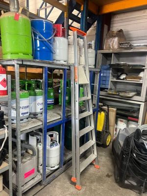 de nombreux bidons de gaz sur les étagères du garage