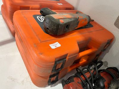 une valise orange contenant un marteau et une paire de chaussures