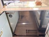 une image d'une cuisine avec un réfrigérateur et un comptoir