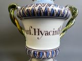 un vase surmonté d'un serpent
