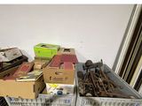 de nombreuses boîtes contenant divers objets, posées sur une étagère