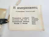 une paire de ciseaux posée à côté d'une feuille de papier