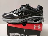une paire de chaussures de course noires posée sur une boîte
