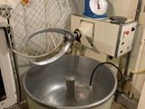 une image d'une cuisine avec un mixeur à l'intérieur