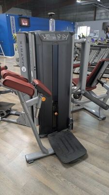 a machine that is sitting on the floor in the gym