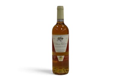 la bouteille de vin est posée sur une surface blanche