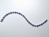 une photo d'un bracelet composé de perles de Tanzanie