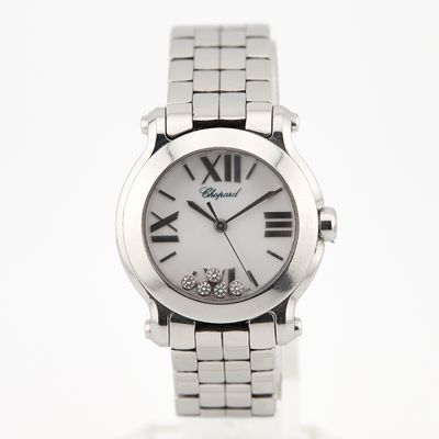 une montre en argent avec des chiffres romains sur le cadran