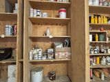 une grande armoire ouverte contenant de nombreux objets