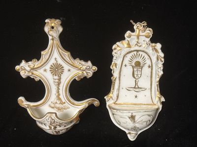 2 bénitiers en porcelaine soulignés de dorure
